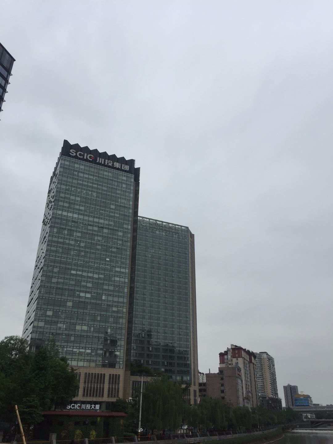 成都锦江边的高楼大厦