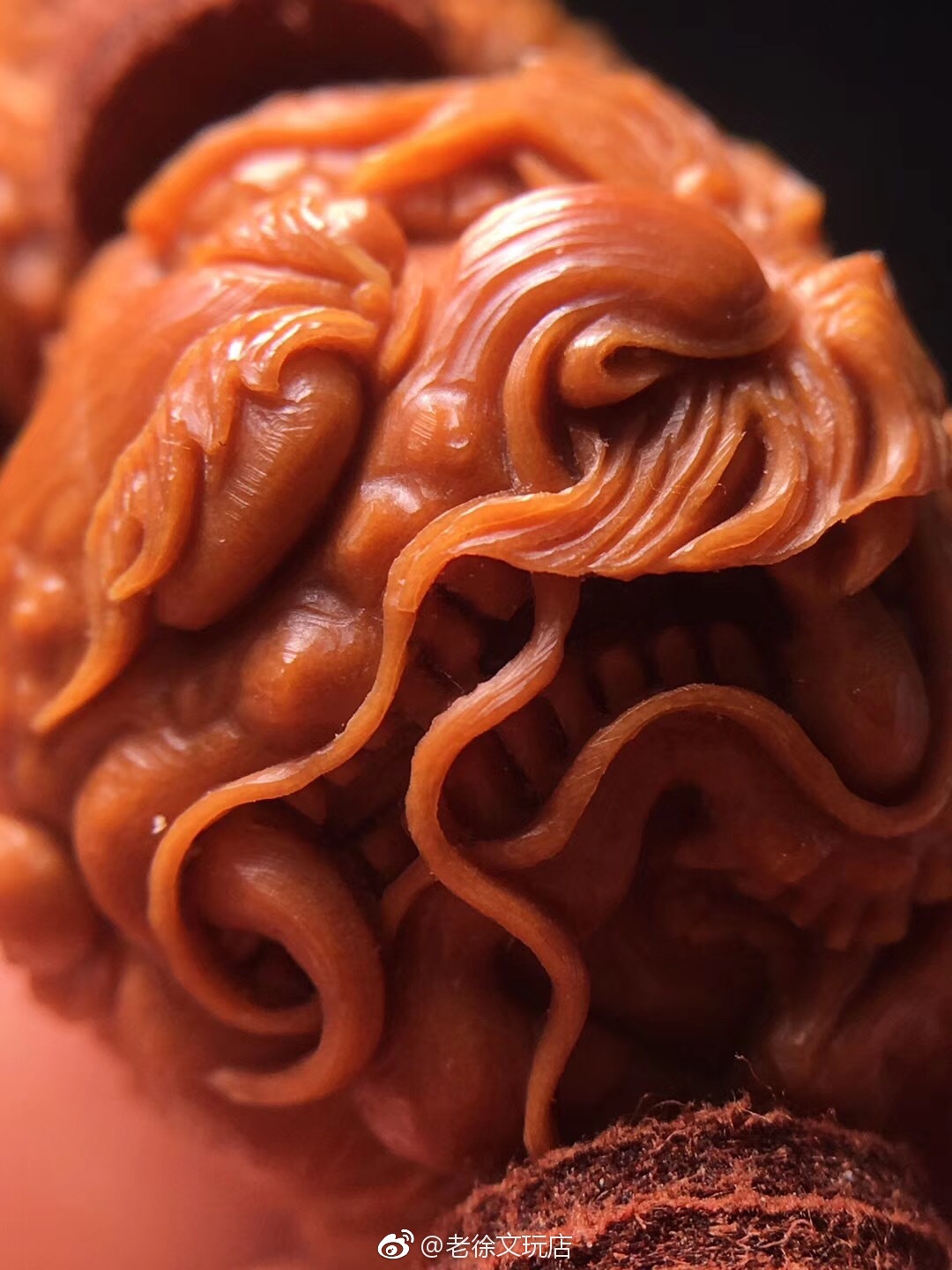 橄榄核雕:九龙戏珠 2.3×2.4 老铁核 龙的立体感无以伦比_新浪看点