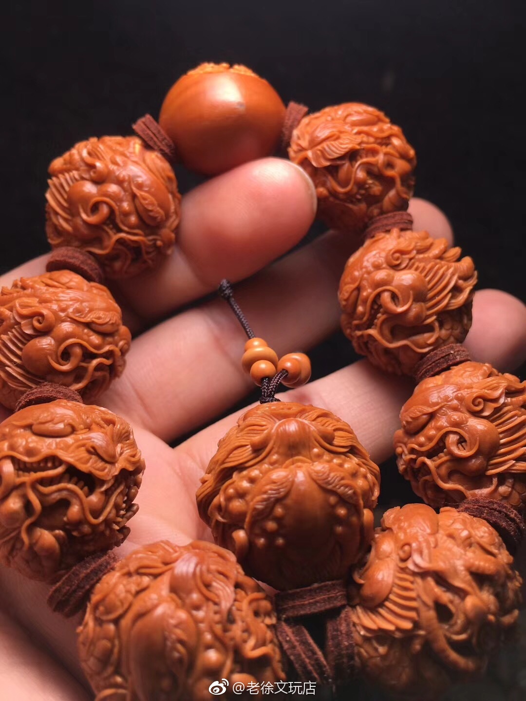 橄榄核雕:九龙戏珠 2.3×2.4 老铁核 龙的立体感无以伦比_新浪看点