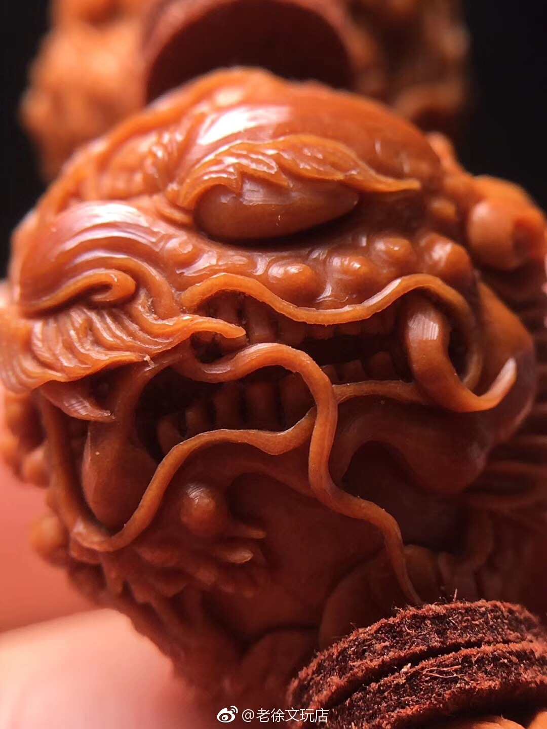 橄榄核雕:九龙戏珠 2.3×2.4 老铁核 龙的立体感无以伦比_新浪看点