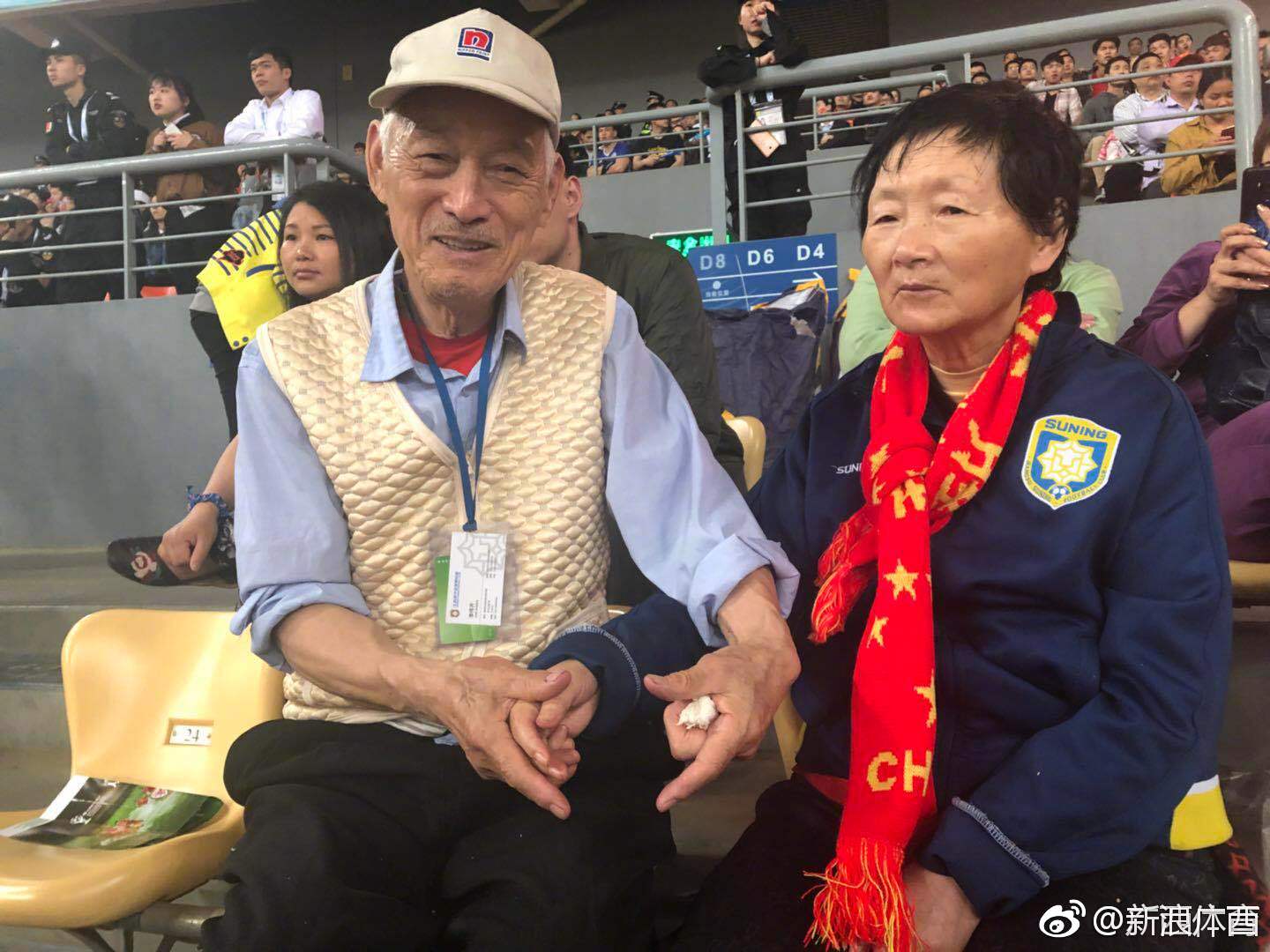 撒狗粮!一对老夫妻球迷追国足来到南宁,携子之手看球到老