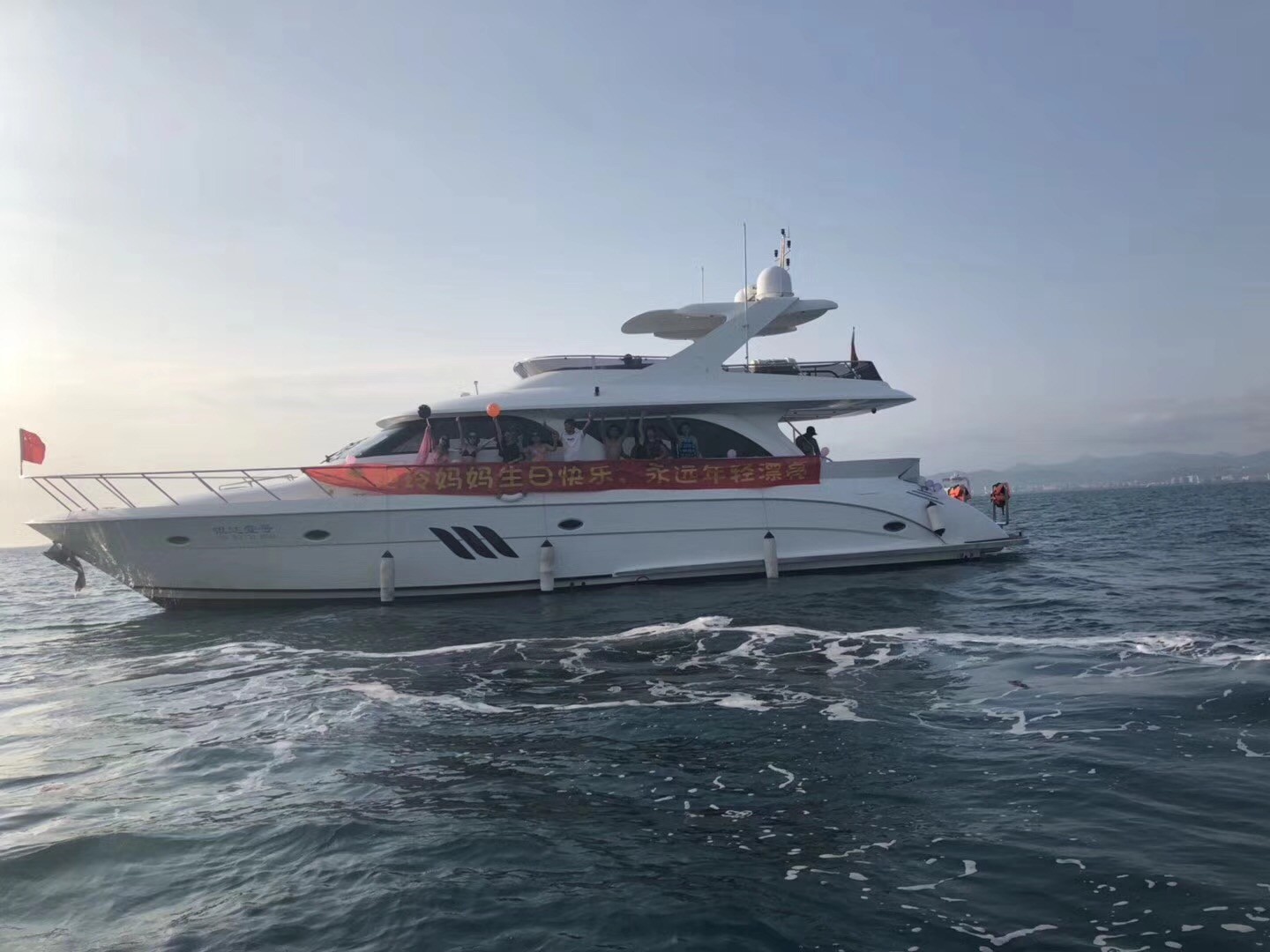 三亚可以容纳35人同时出海的72尺豪华进口游艇,三层飞桥适兜风