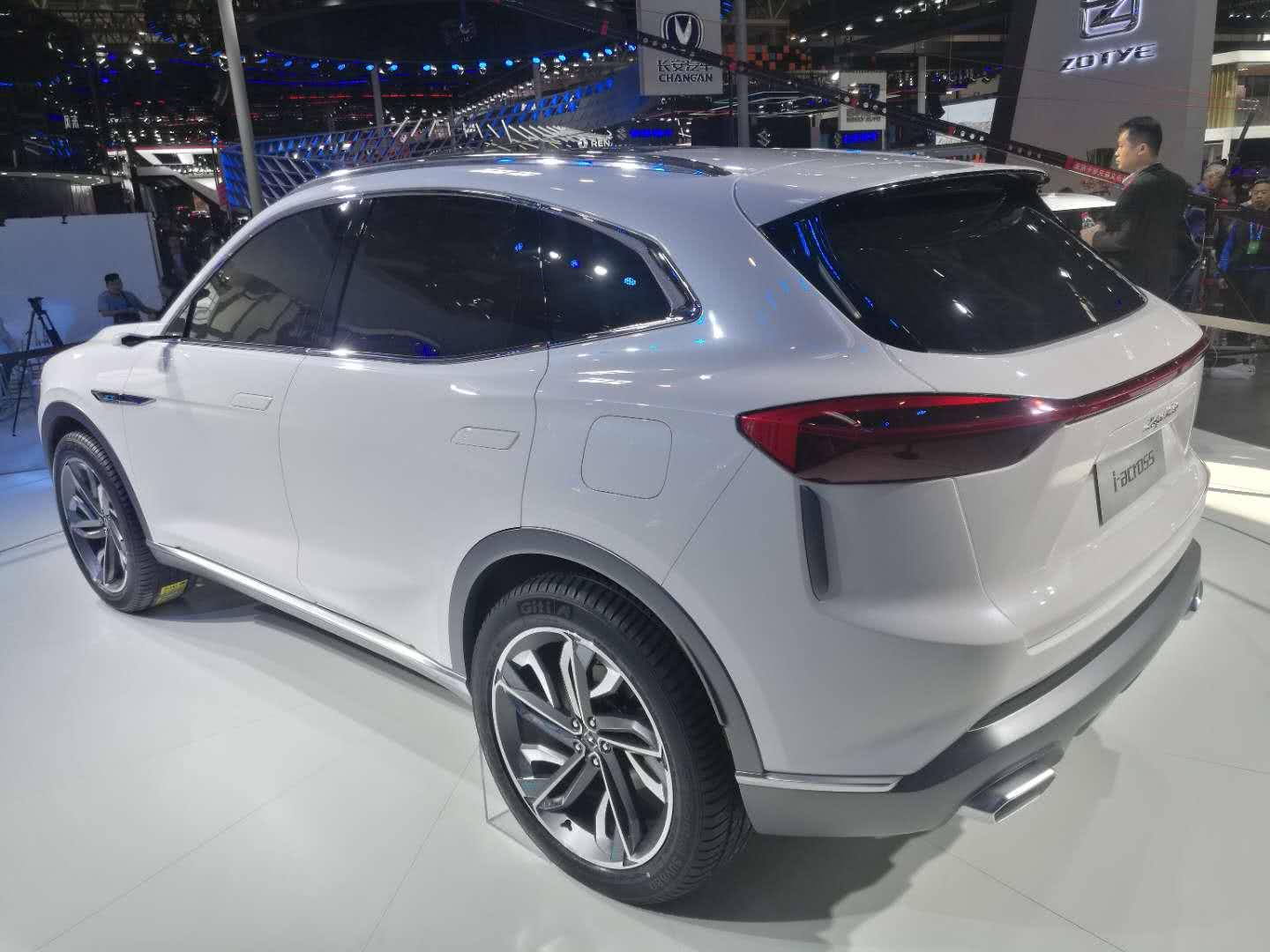 众泰t800发布,外观霸气动力强劲,配置百万豪车,众泰要崛起了