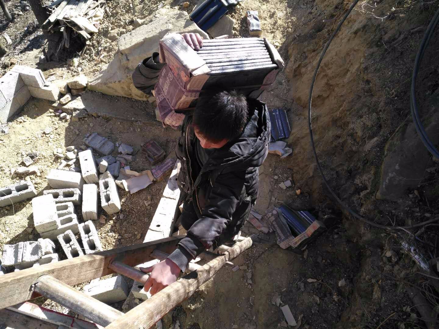 13岁男孩背着几十斤砖块走山路，午饭大米猪肉外加一碗酒