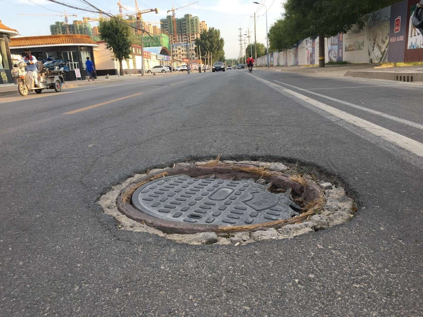 扎心啊滨州一路段短短几百米好几个破烂不堪的下水道井盖