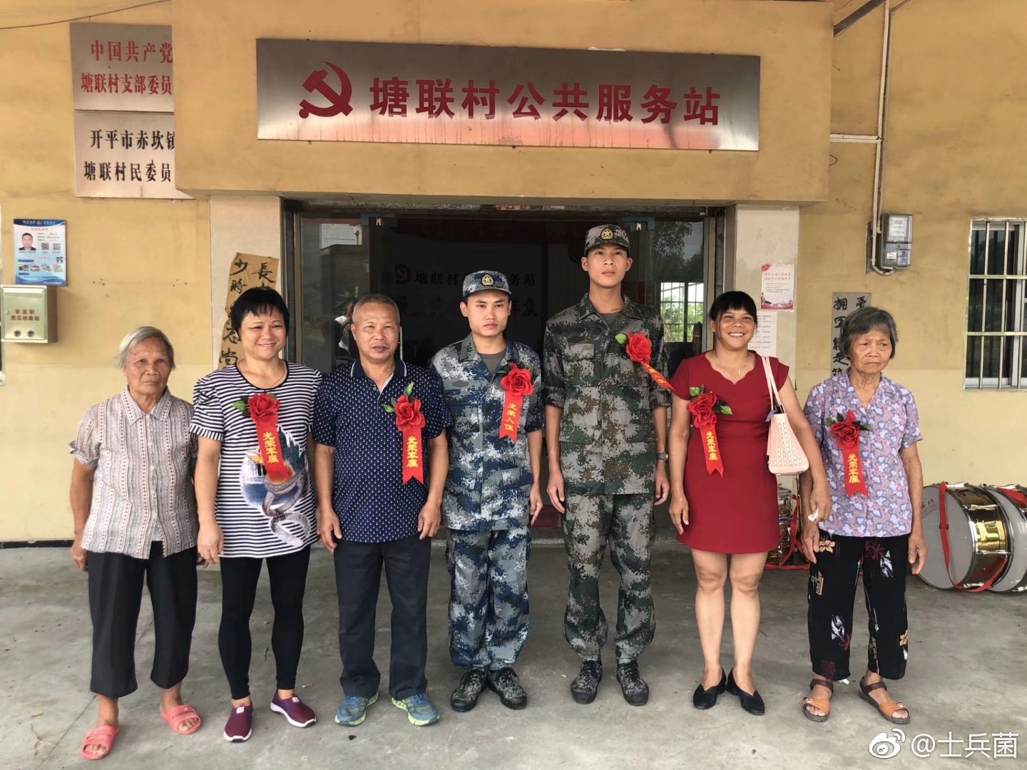 翠绿的军装