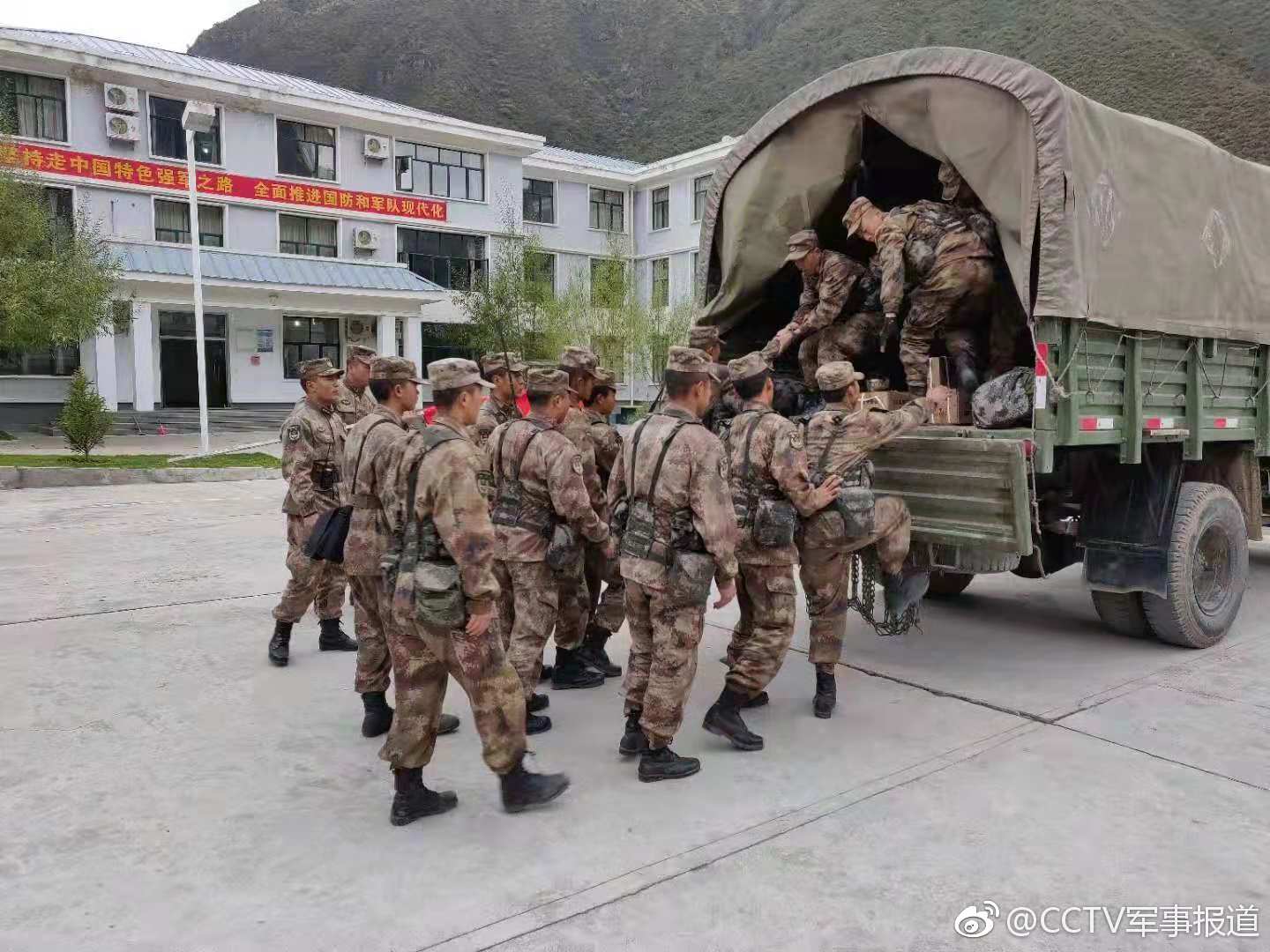 西藏军区昌都军分区官兵赶赴江达山体滑坡中心地域抢险救灾