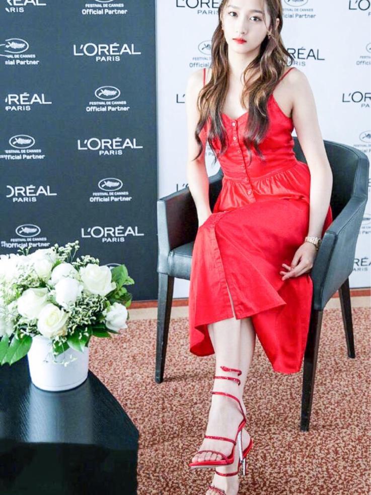 关晓彤为美脚踩两根针出席活动网友也不嫌勒得慌