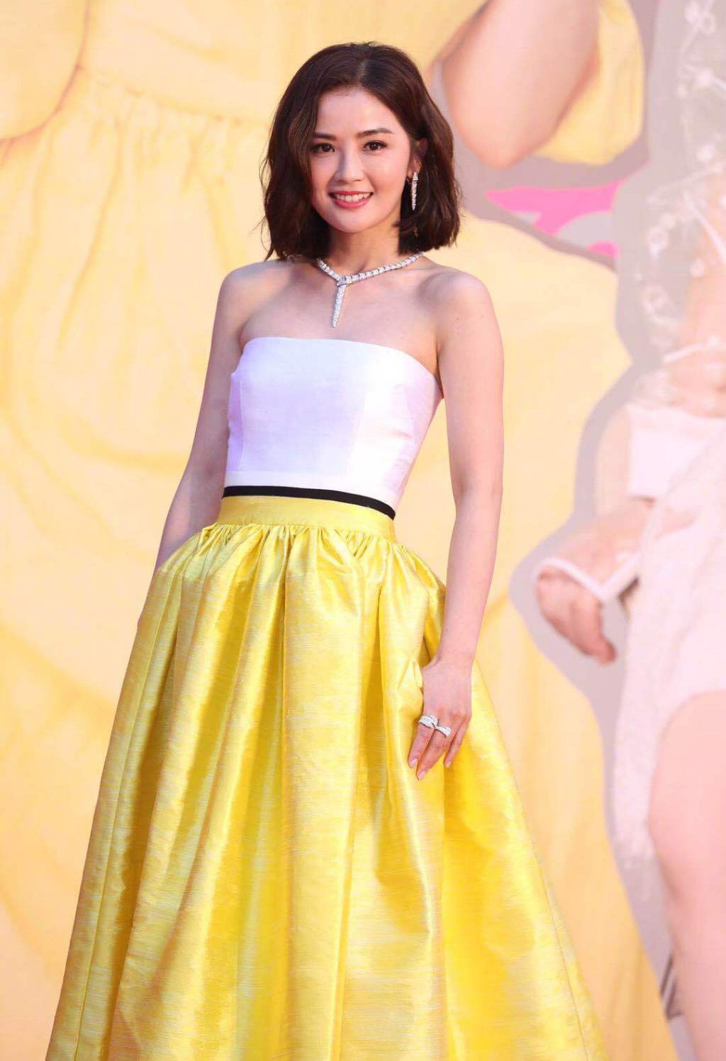 蔡卓妍一袭抹胸黄裙勾勒窈窕身姿 嫣然一笑甜如蜜糖_新浪看点