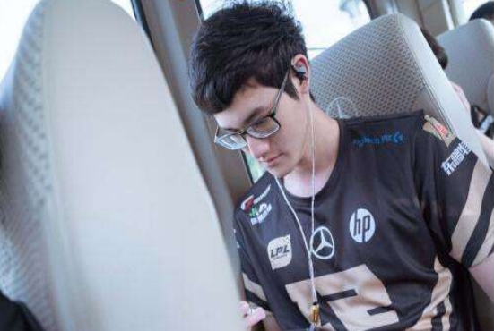 karsa曾出现了一些失误,在第一局的比赛中,卡萨的闪现排眼,是完全暴露