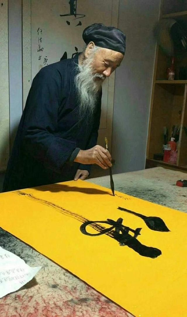 任法融德高望重现场写书法网友太吓人还是修你的道教吧