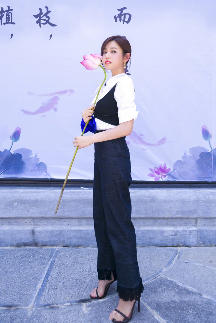 陈妍希穿西装扮酷当镜头往下移时我沉默了这脚至少有39码吧