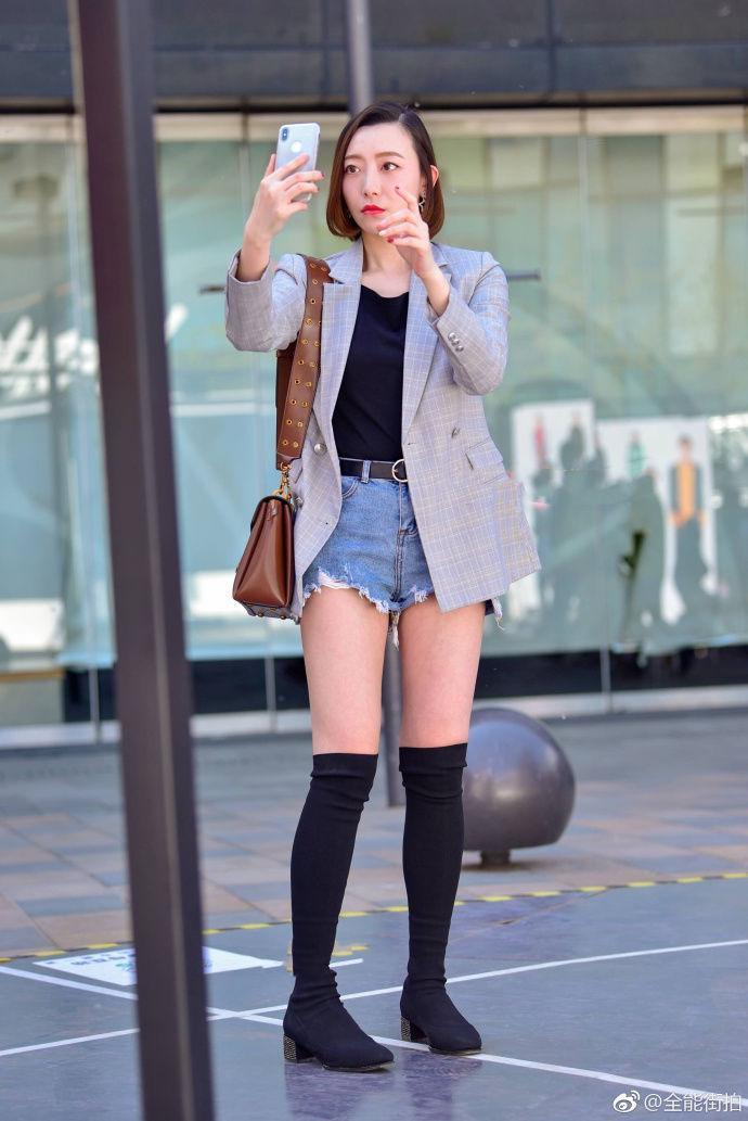 街拍:美女穿超短裤上街,凹凸有致的身材,白嫩的玉腿可真撩人!