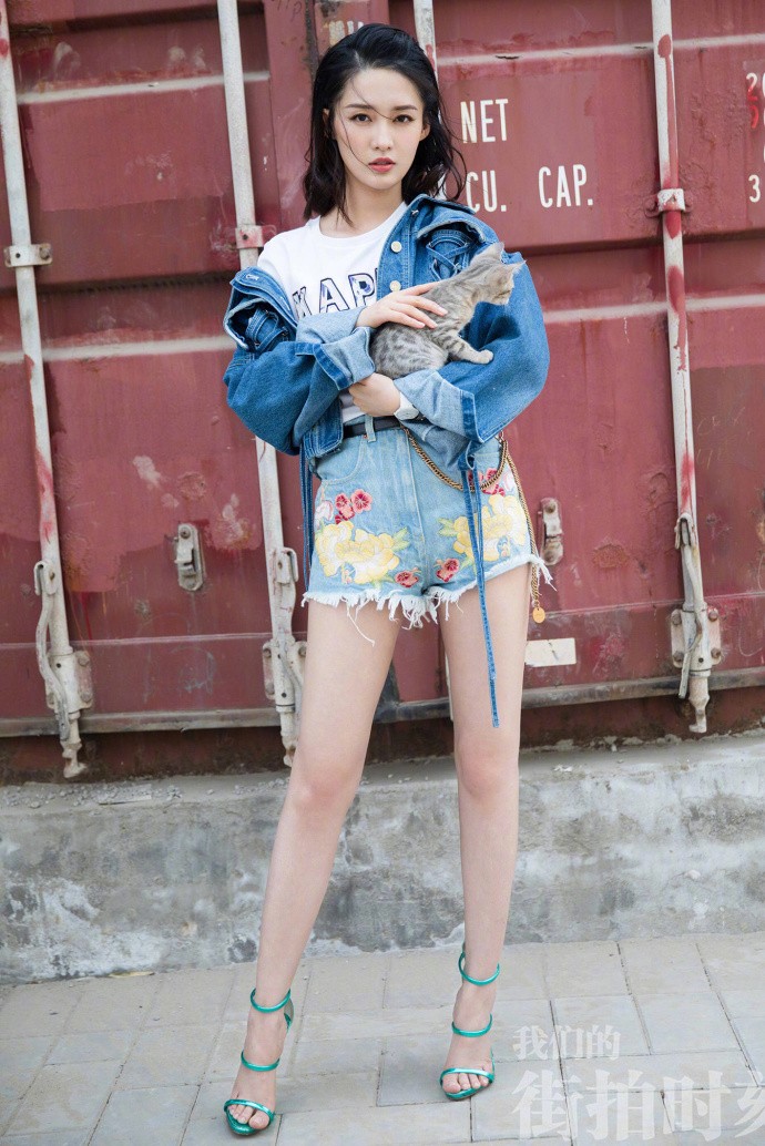 李沁身着牛仔外套搭配印花短裤,大长腿笔直,非常清新美丽