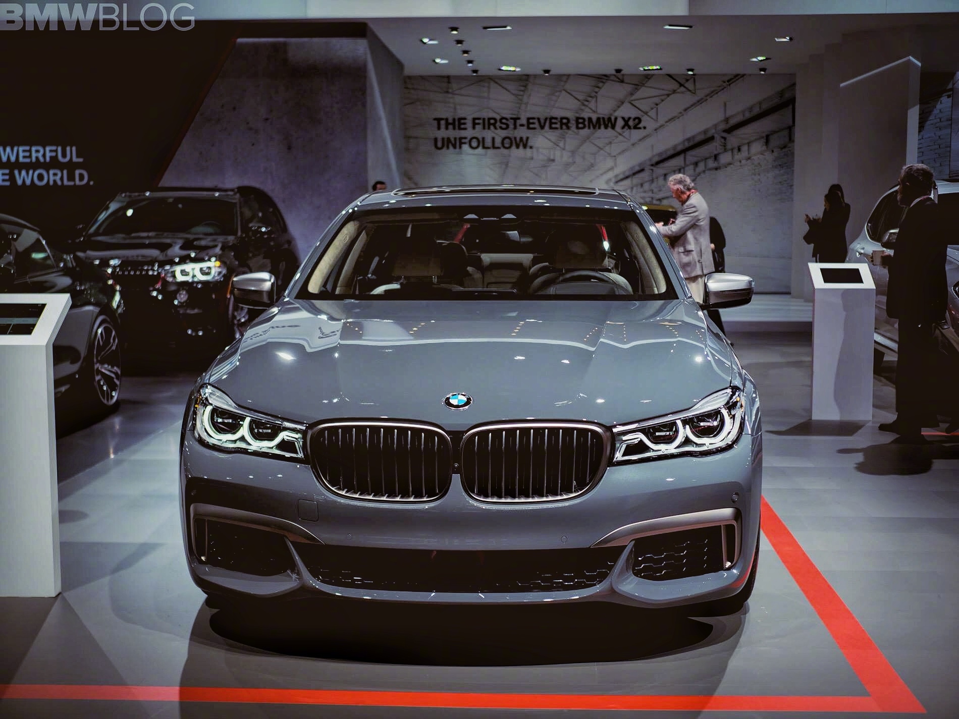 水泥灰色的肌肉绅士宝马m760i