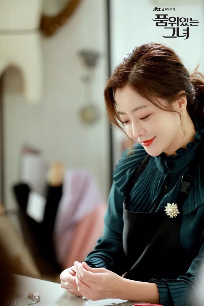 高分韩剧迷雾的女主将近五十岁了为何看起来依旧魅力十足