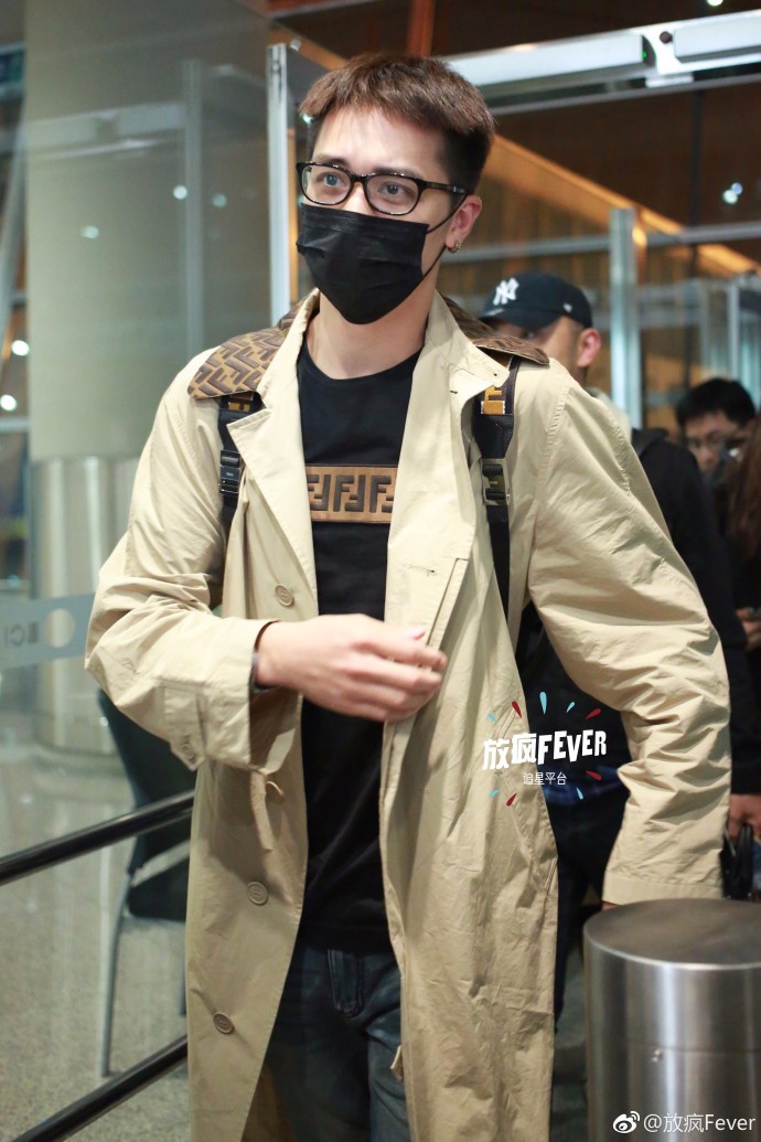 许魏洲戴眼镜穿风衣口罩遮面现身机场,身后好多高颜值美女