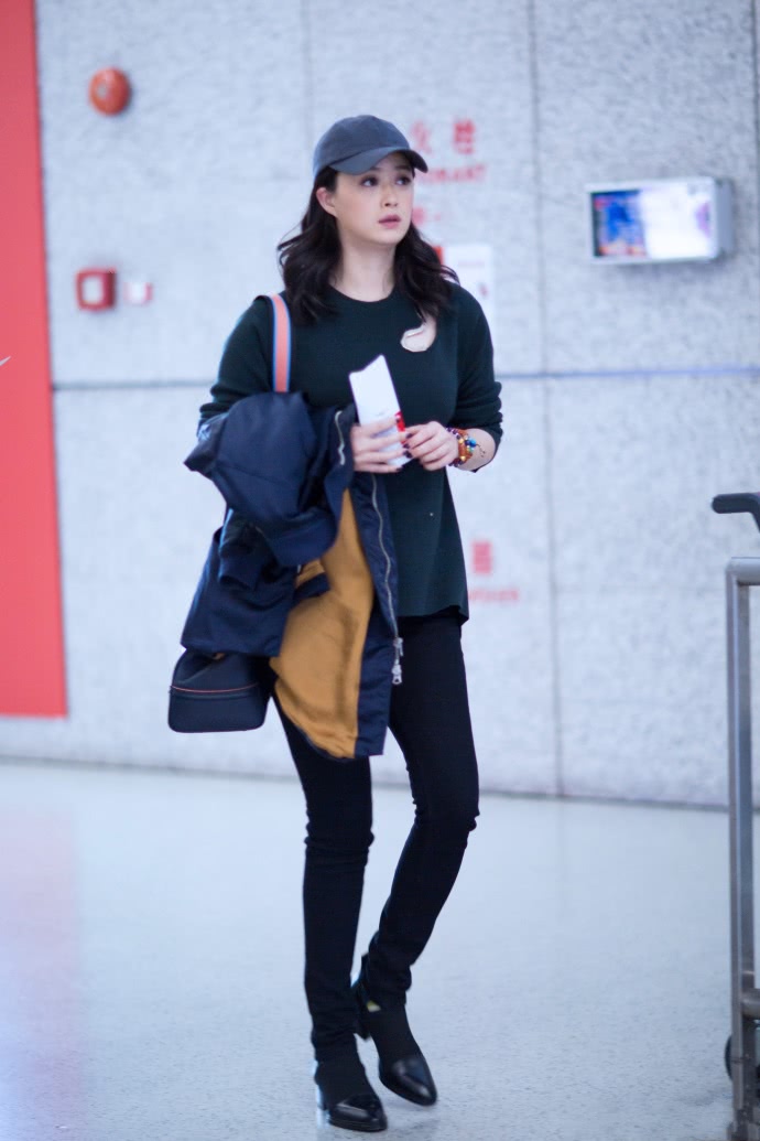 蒋欣真会玩!一条紧身牛仔裤秀曲线,网友:单看腿就比杨幂美!