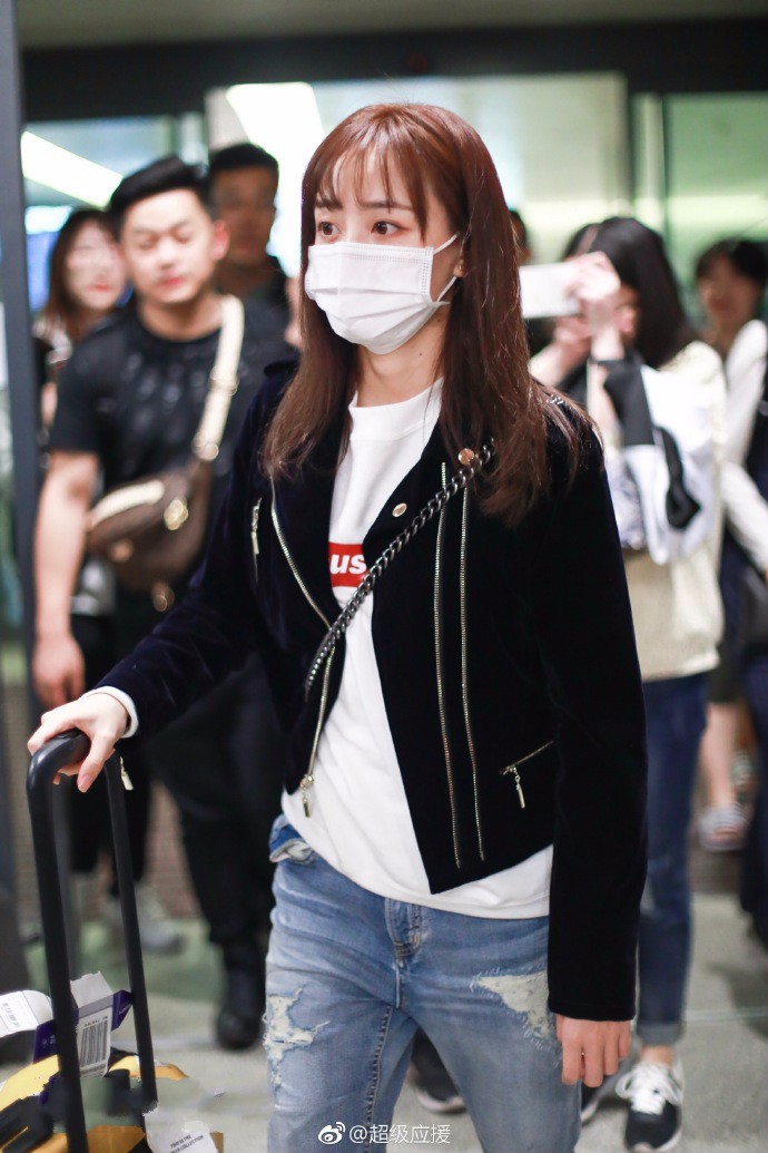 黄婷婷戴口罩穿黑色外套搭配破洞牛仔裤现身机场,桃花眼真好看!