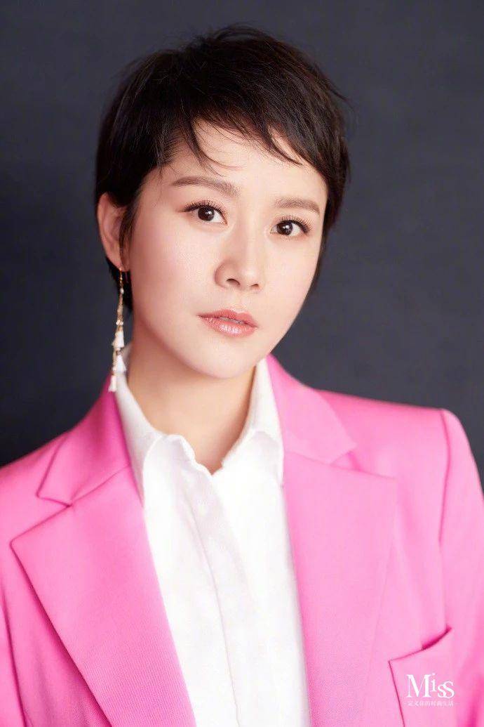 快过气的女明星们都这么拼吗?海清一袭少女粉套装,下半身亮了