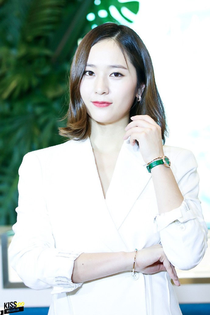 郑秀晶身穿白色西装外套出席某活动 烈焰红唇肤白貌美面带微笑