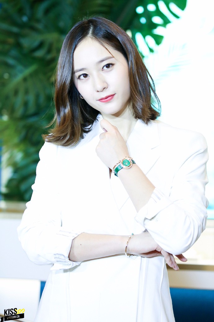 郑秀晶穿白西装外套亮相活动肤白貌美面带微笑,好想捏肉嘟嘟的脸
