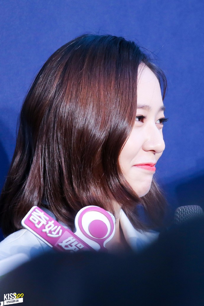 郑秀晶穿白西装外套亮相活动肤白貌美面带微笑,好想捏肉嘟嘟的脸