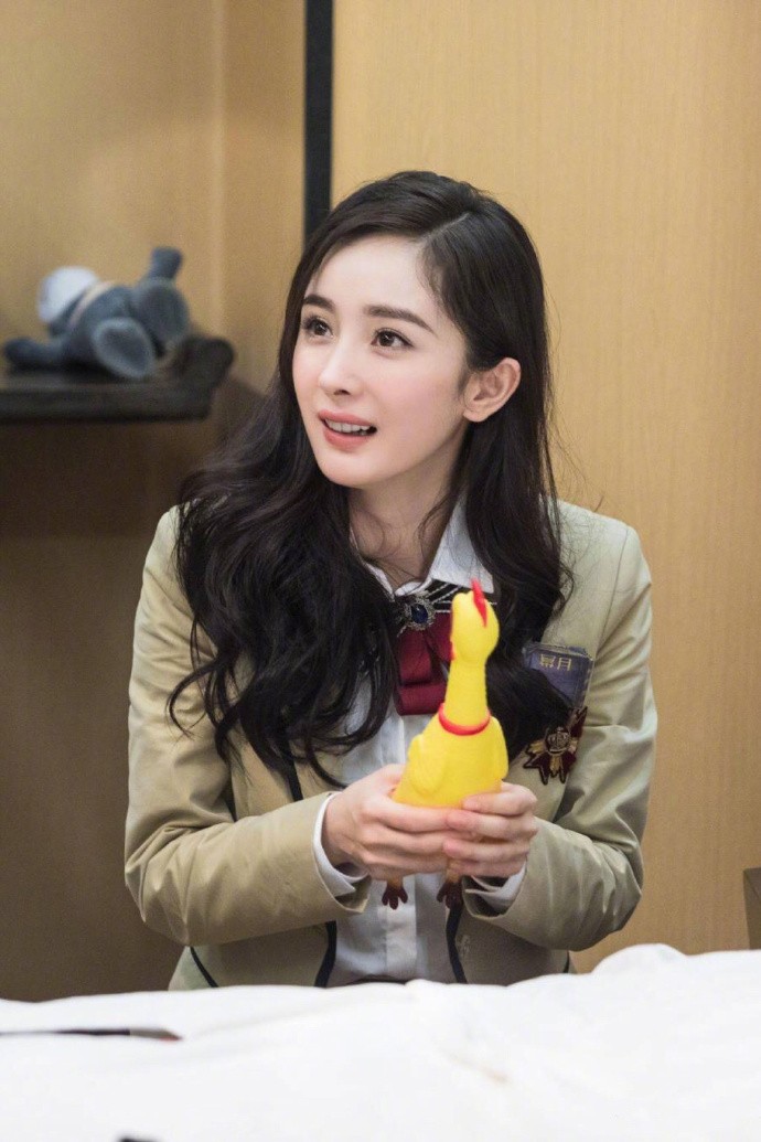 杨幂身穿制服装配慵懒卷发,少女颜月牙笑,明明就是十八岁啊