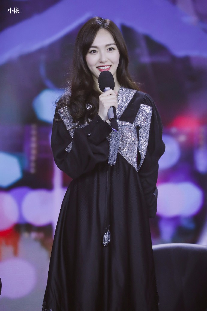 唐嫣现身北京卫视出席《归去来》开播发布会,