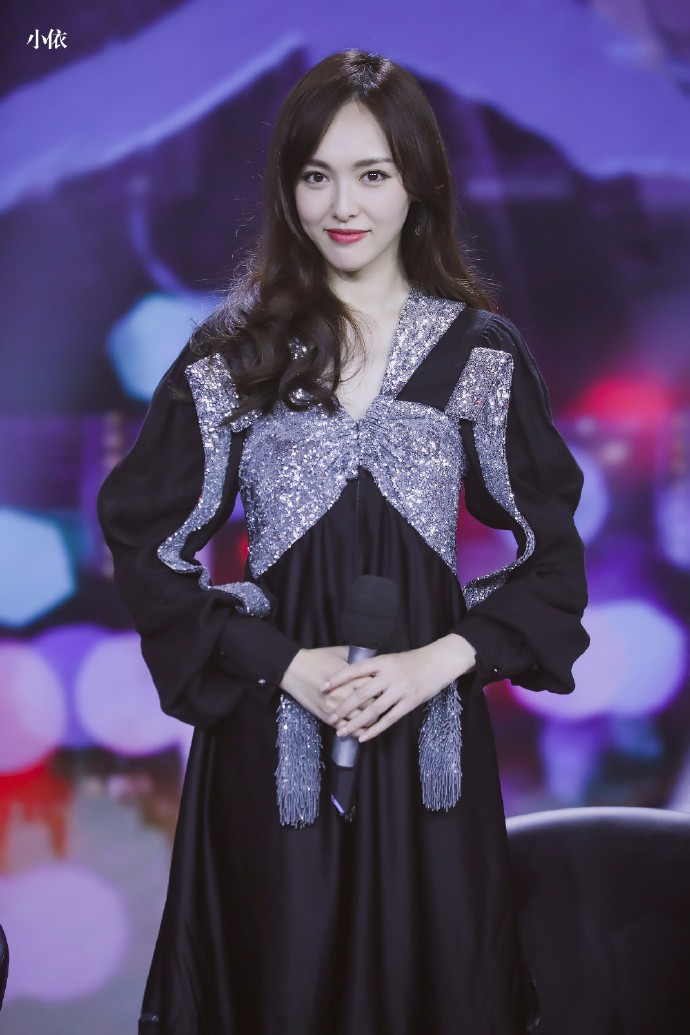 唐嫣现身北京卫视出席《归去来》开播发布会,