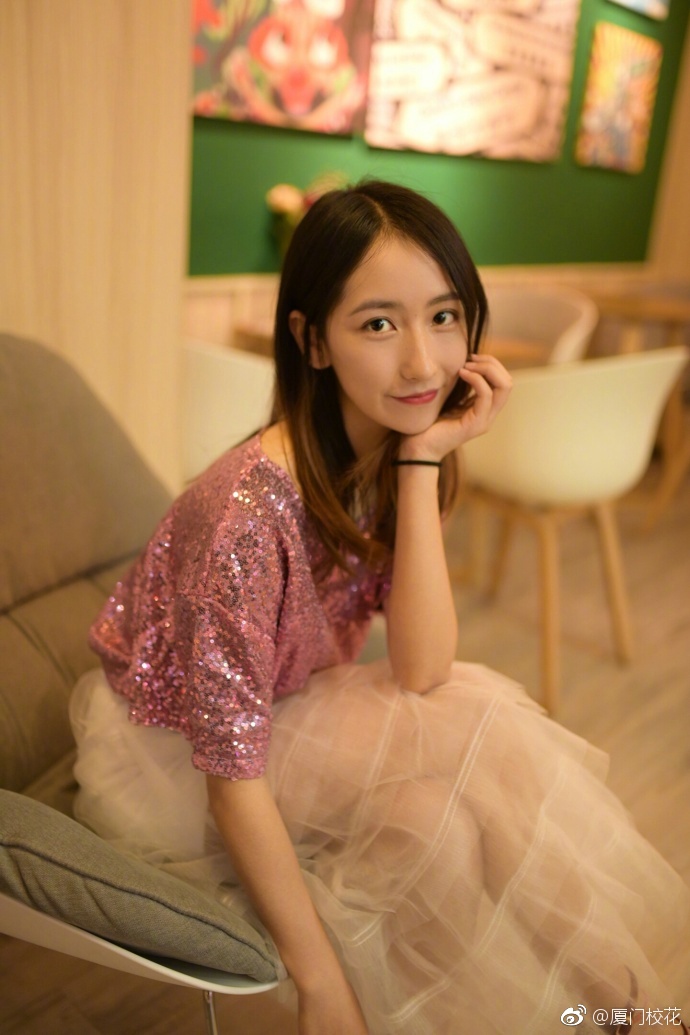 她叫雅琳就读于广西外国语学院身高161cm爱好旅游