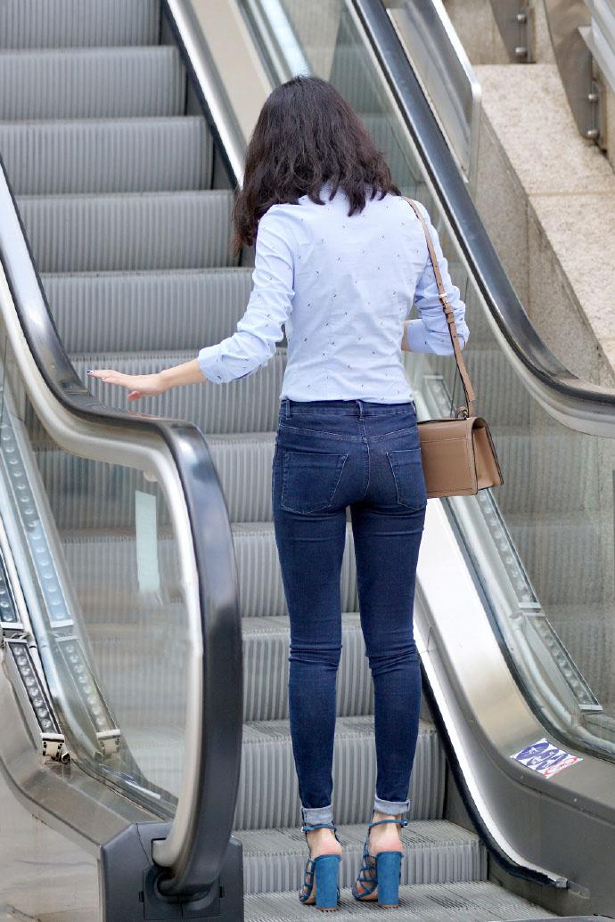 牛仔裤展现女人的魅力背影时髦度也不减