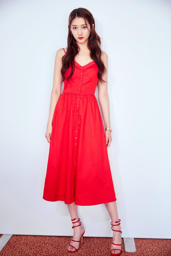 关晓彤终于开窍,穿红色吊带裙韩范儿十足,网友:跟鹿晗学的吗