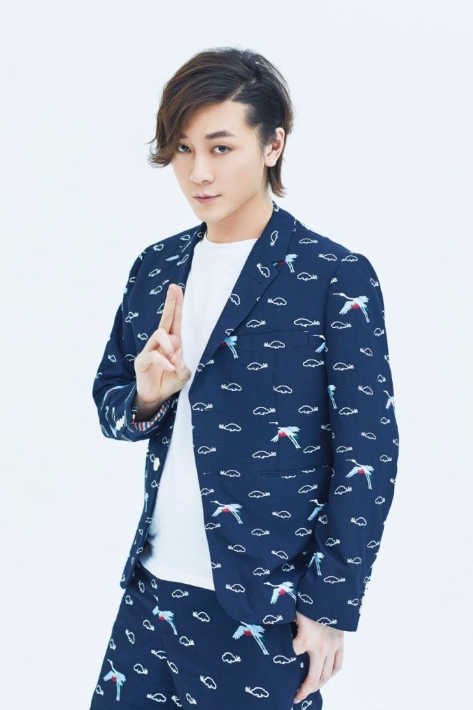 张大仙脱下女装原来也很有"男人味",一组照片让他找回男人尊严