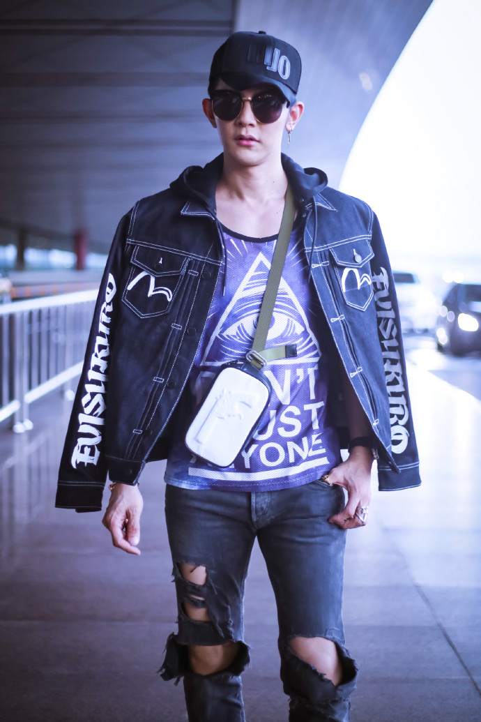 汪东城一身牛仔墨镜遮面打扮超级酷现身机场 走路带风笑容里有糖