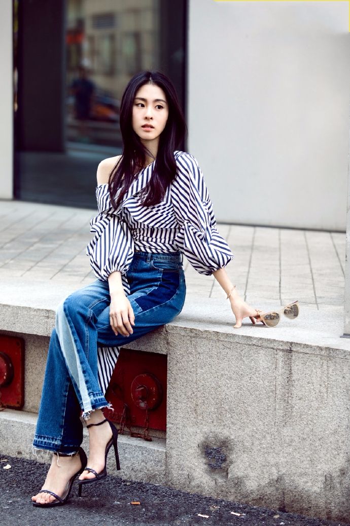 张碧晨穿连衣裙出街,不想却被满腿疙瘩抢镜,网友:穿上裤子吧!