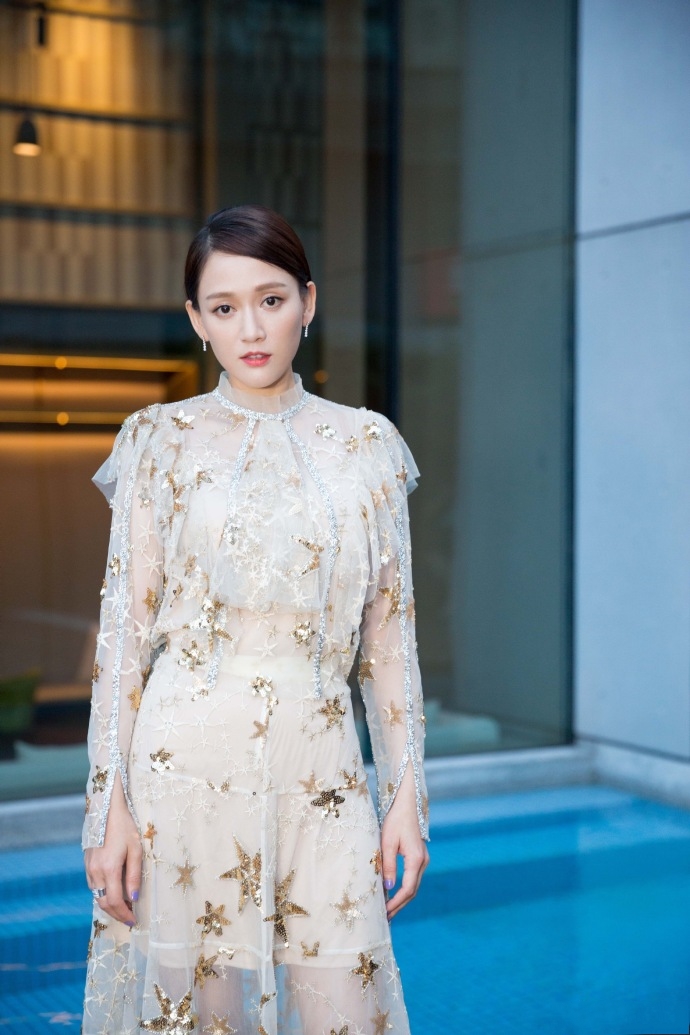 陈乔恩太胆大了,皮裙穿的又短又紧,全程就只能遮住重点而已!