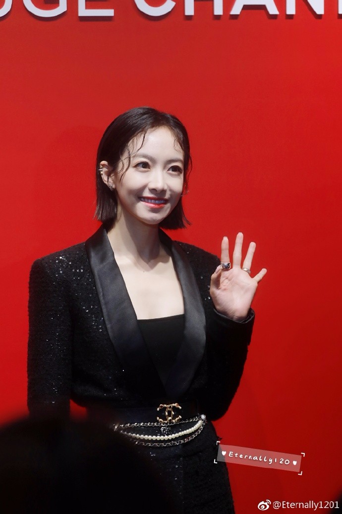 宋茜穿黑色西装亮相活动皮肤白皙,面带微笑挥手打招呼亲和力十足