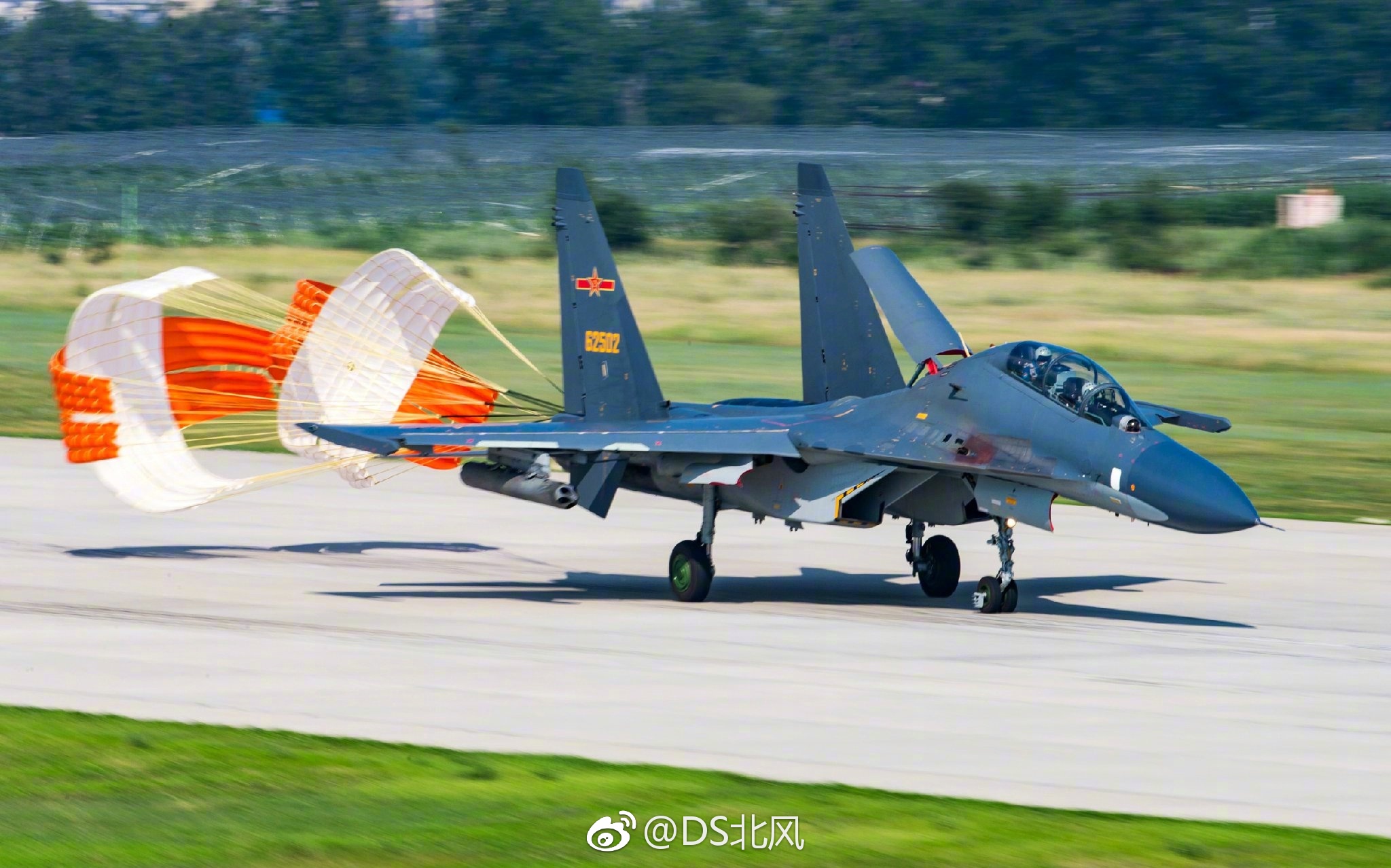 空军战机开减速伞一组|空军|减速伞|战机_新浪新闻