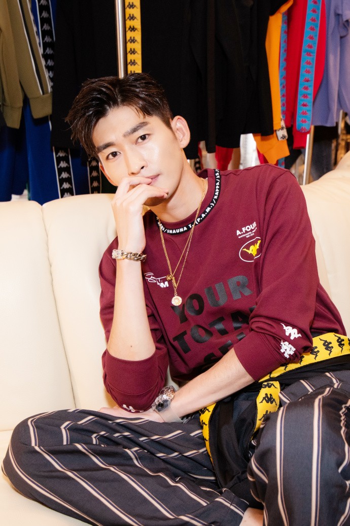 张翰帅出了新高度,一身复古潮流运动风格赋予时尚新的定义