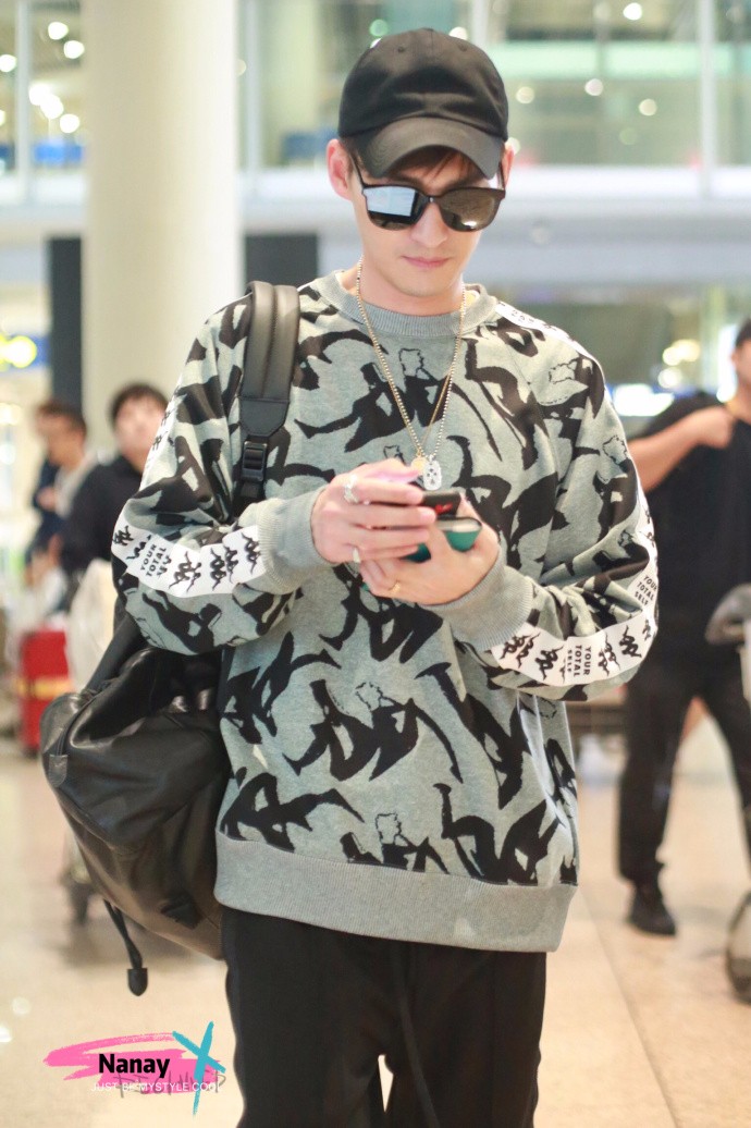 张翰戴墨镜穿灰色卫衣搭配黑色裤子现身机场,笑容灿烂帅气十足!