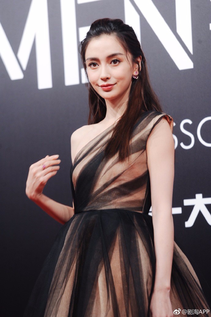 杨颖穿黑纱裙亮相智族gq年度人物盛典红毯,气质优雅笑容甜美