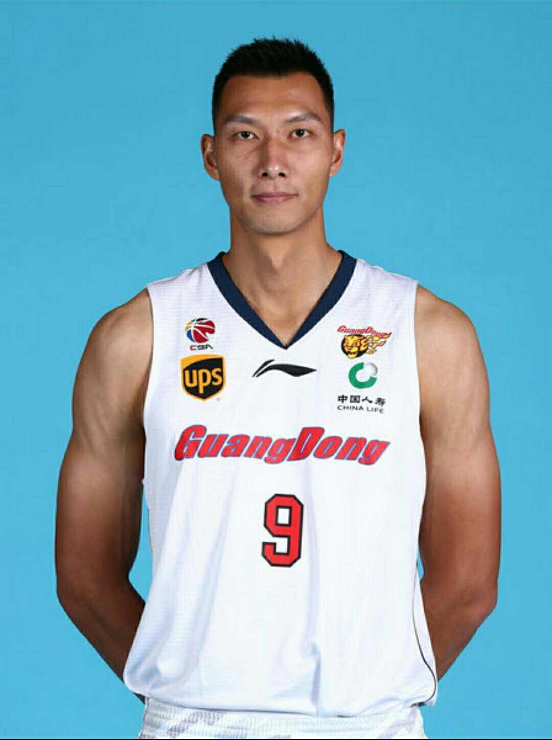 易建联生涯5大高光瞬间:对狼王喷垃圾话,单场砍31分堪称经典