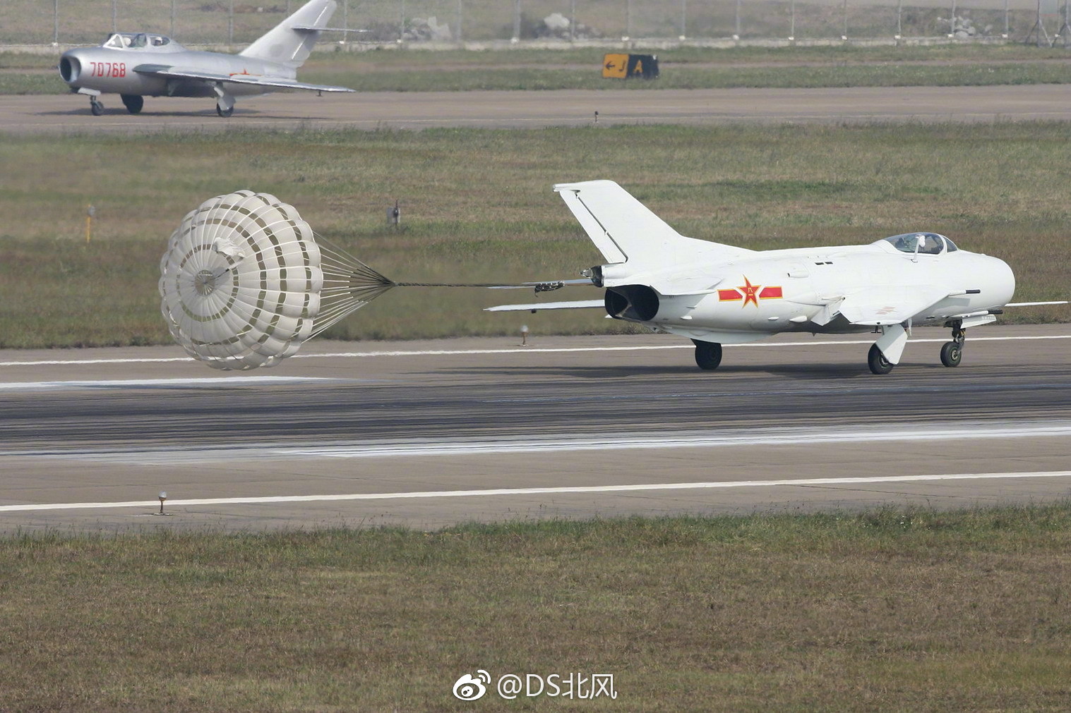 空军战机开减速伞一组|空军|减速伞|战机_新浪新闻