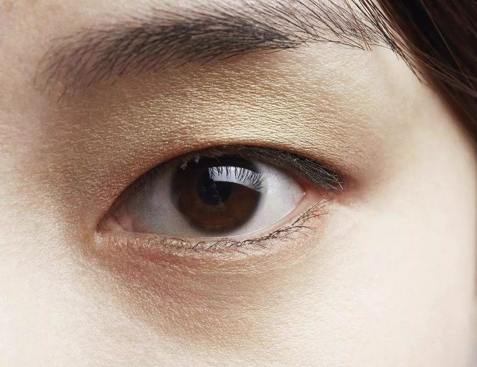心理测试:凭感觉选一只你喜欢的眼睛,测你的性格和爱情观