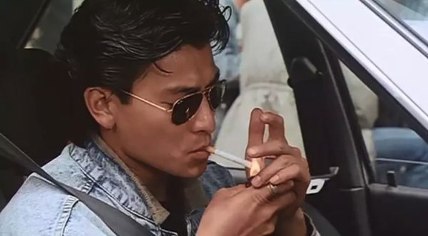 万梓良大背头配雪茄,刘德华墨镜配香烟,抽烟最帅的就服他