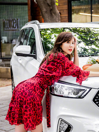 李金铭拍时尚写真,穿连衣裙好俏皮,网友:真有32岁?