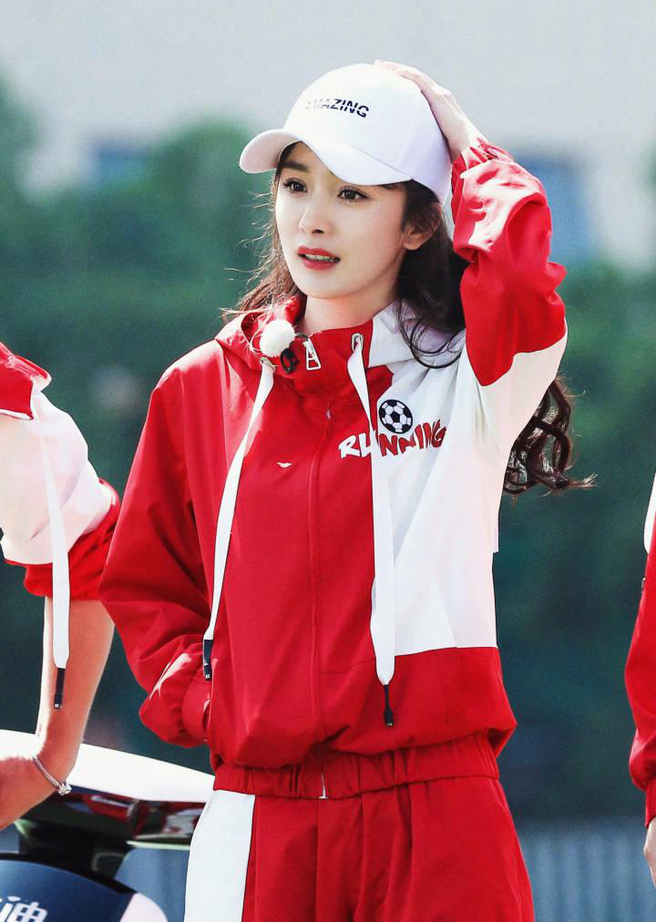 杨幂穿球衣戴棒球帽踢足球,少女感十足美到极致
