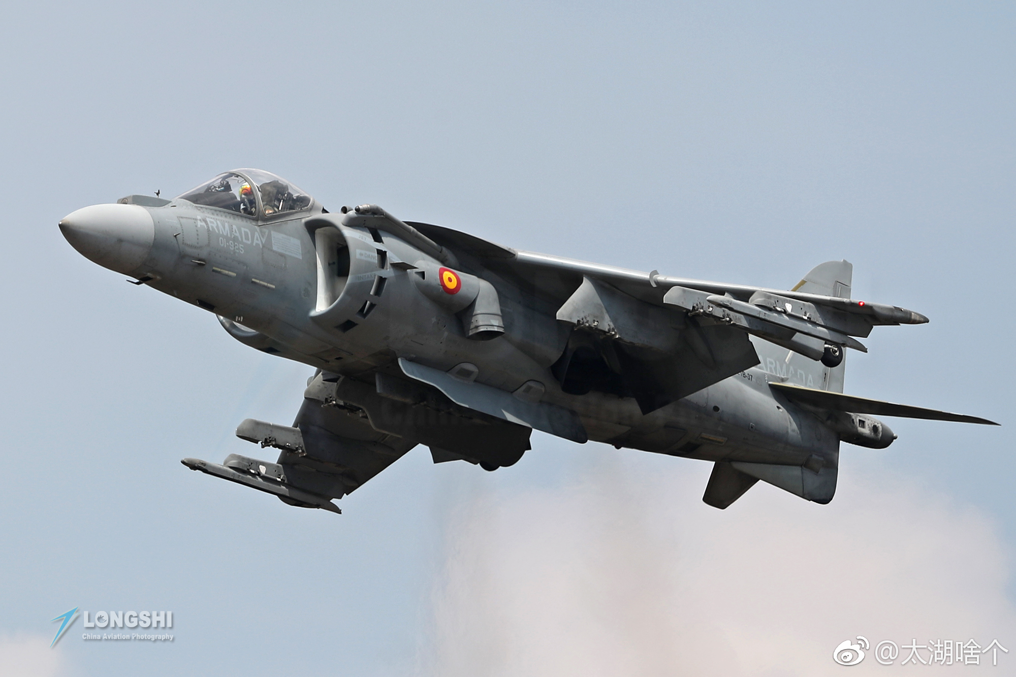 目前世界上只有两款短距/垂直起降战斗机