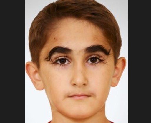 穆因的眼睫毛长4.3公分,是俄罗斯最长睫毛的纪录保持人.